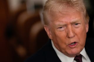 Trump mantiene en espera acción militar contra Irán mientras "explora" mensajes de Teherán