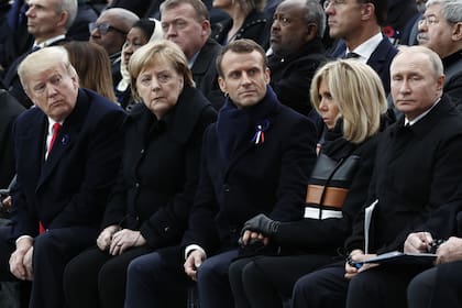 Trump, Merkel, Macron y su mujer, Brigitte, y Putin, en una ceremonia en el Arco de Triunfo por los 100 años del fin de la Primera Guerra