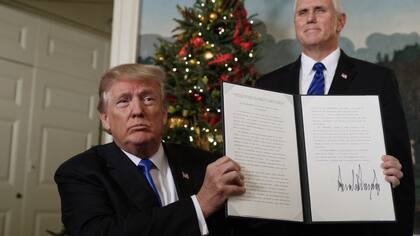 Trump muestra el documento en el que reconoce a Jerusalén como capital de Israel, ayer, en la Casa Blanca