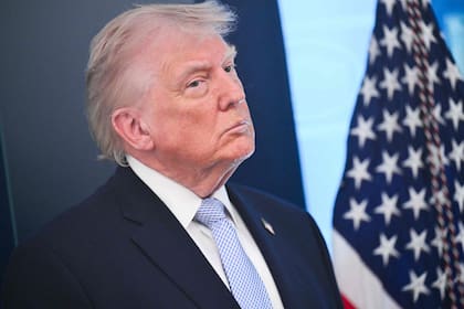 Trump observa durante una conferencia de prensa sobre el conflicto en Irán en la Casa Blanca, el 6 de abril de 2026, en Washington