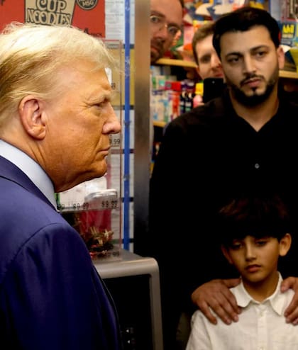 Trump promete Justicia en Nueva York mientras visita la bodega donde ocurrió un crímen