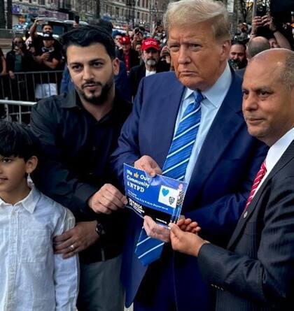 Trump promete justicia en Nueva York mientras visita la bodega donde ocurrió un crímen