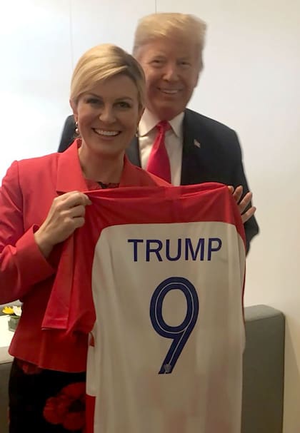 Trump recibió ayer una camiseta de regalo durante la cumbre de la OTAN