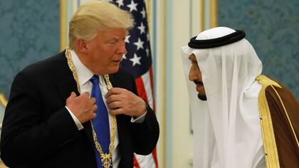Trump recibió una distinción de manos del rey Salman