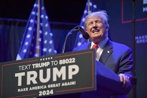 Trump lanza su campaña desde el centro de una secta de fanáticos armados