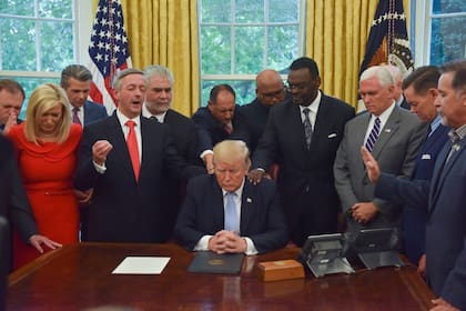 Trump, rezando con líderes evangélicos en el Salón Oval en 2017.