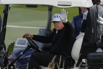 Trump saluda a los periodistas mientras recorre el campo de golf Trump Turnberry en Turnberry, Escocia