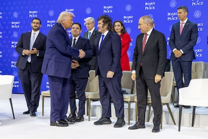 Trump saluda a Milei en la reunión por el Consejo de la Paz en Davos, el 22 de enero de 2026