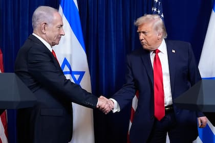 Trump saluda a Netanyahu al final de una conferencia de prensa en Mar-a-Lago