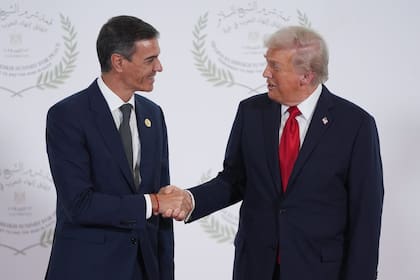 Trump saluda a Sánchez durante la cumbre para apoyar el fin de la guerra en Gaza, el 13 de octubre de 2025, en Egipto