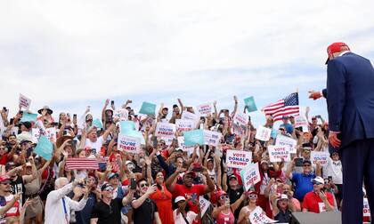 Trump saluda a sus seguidores en un acto de campaña