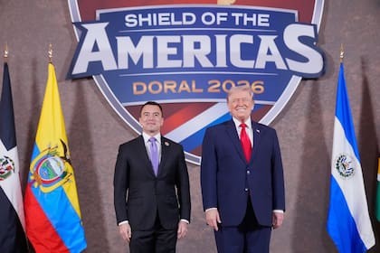 Trump saluda al presidente de Ecuador en la Cumbre Escudo de las Américas, el 7 de marzo de 2026, en el Trump National Doral Miami, en Doral, Florida