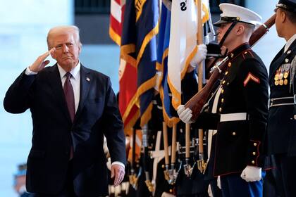 Trump saluda con la venia a una escolta militar