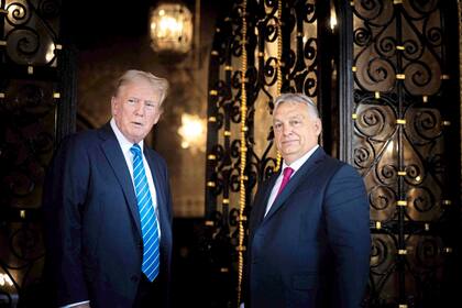 Trump sigue a rajatabla las reglas de Viktor Orban contra los medios: presionar y amenazar a los críticos y premiar a los que se alinean