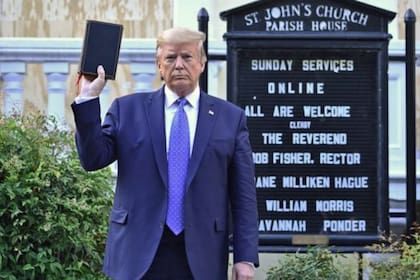 Trump sosteniendo la Biblia a las puertas de la iglesia de San Juan, incendiada durante las protestas