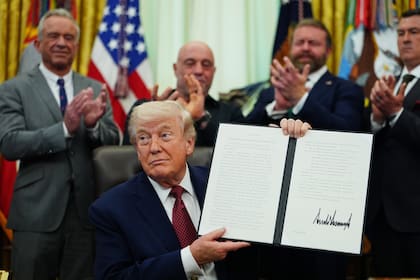 Trump sostiene una orden ejecutiva firmada en el Salón Oval de la Casa Blanca, el 18 de abril de 2026, en Washington