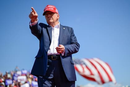 Trump tampoco está "apto" para gobernar, según The Economist