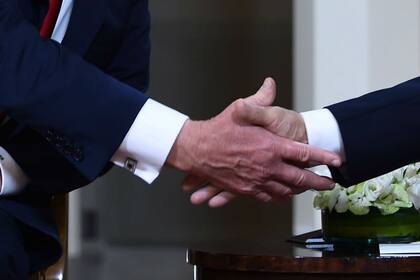 Trump tendió su mano con las palmas abiertas para el primer saludo, un signo de respeto