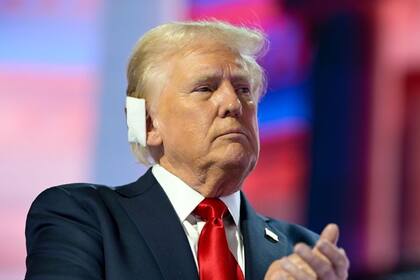 Trump tras su intento de asesinato, con su oreja herida cubierta