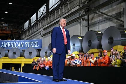 Trump visita una planta siderúrgica, uno de los sectores que favoreció con los aranceles (Archivo)