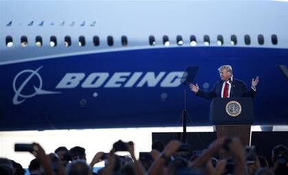 Trump visitó ayer una planta de Boeing, en North Charleston