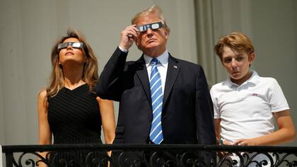 Trump y familia espiando al eclipse solar