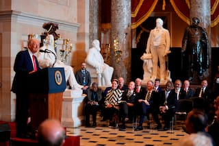 Trump y funcionarios encabezan encuentro de oración criticado por promover el nacionalismo cristiano