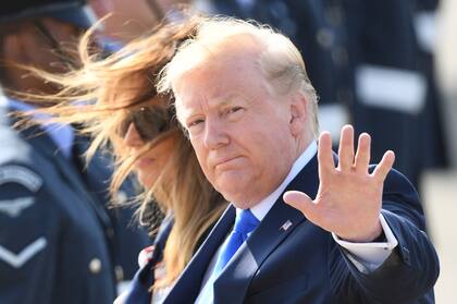 Trump y Melania, en su arribo al Reino Unido