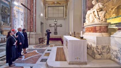 El presidente estadounidense y la primera dama también estuvieron en la Basílica de San Pedro