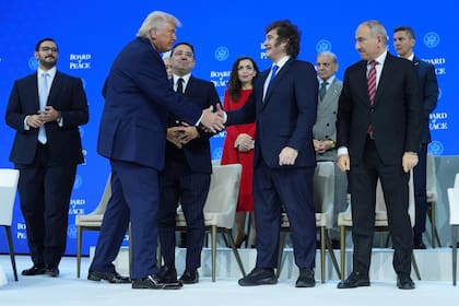 Trump y Milei se saludan en el acto de lanzamiento del Consejo por la Paz, en Davos