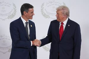 Trump y Sánchez en una cumbre en Egipto, en octubre pasado
