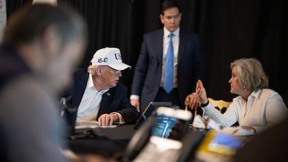 Trump y su equipo monitorearon los eventos desde una sala de guerra improvisada en Mar a Lago, Florida.