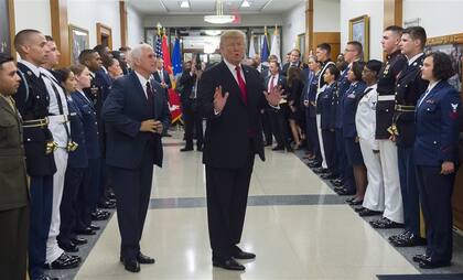 Trump y su vicepresidente, Mike Pence, ayer, en una visita al Pentágono 