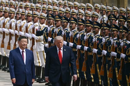 Trump y Xi Jinping inspeccionan una guardia de honor durante una ceremonia de bienvenida en el Gran Palacio del Pueblo, en Pekín, el 14 de mayo de 2026