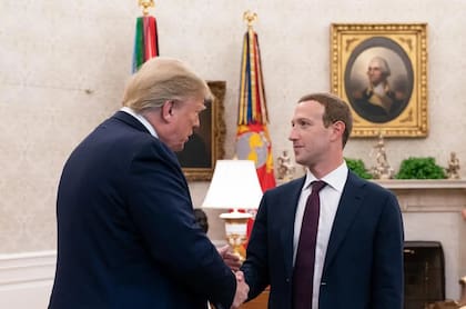 Trump y Zuckerberg han tenido una relación turbulenta en los últimos años, especialmente después de que Facebook vetó a Trump tras el ataque al Capitolio de Washington el 6 de enero de 2021.