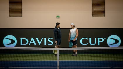 Trungelliti dialogando con el subcapitán del equipo, Eduardo Schwank, durante uno de los entrenamientos de la semana