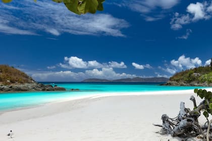 Trunk Bay tiene aguas cristalinas, arena blanca y resplandeciente y está rodeada de montañas