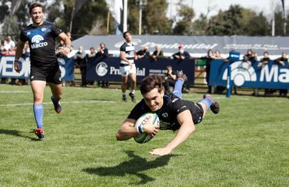 El SIC mostró toda su autoridad y, luego de dos años de espera, ganó el clásico de San Isidro. Aquí, Jacinto Campbell se lanza al try