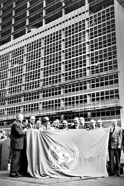 Trygve Lie, primer secretario general (quinto desde la derecha), inaugura la estructura de 39 pisos de la Secretaría (5 de octubre de 1949, Nueva York, Estados Unidos)