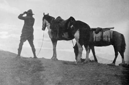 Tschiffely y los caballos cruzan una colina cerca del río Apurímac, en el Alto Perú.
Fotografía tomada del artículo publicado en National Geographic “Buenos Aires to Washington by horse”, febrero de 1929, y replicada en la página web de la Municipalidad de Ayacucho