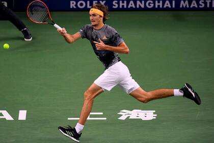 Tsitsipas pega a la carrera, en su partido con Djokovic.