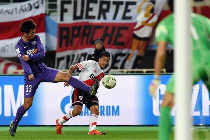 Tsukasa Shiotani ante Vangioni, en la semifinal del Mundial de Clubes de 2015