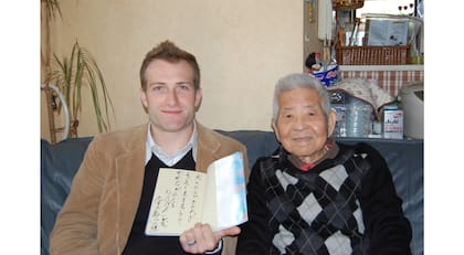 Tsutomu Yamaguchi junto a un periodista estadounidense en su casa de Nagasaki en 2008