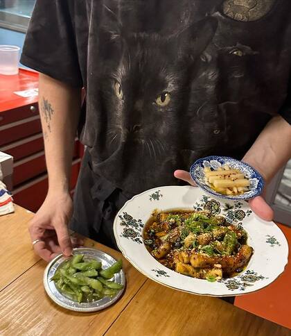 Tteokbokki, un plato típico coreano, que eligió Úrsula Corberó cuando comió en Chacarita