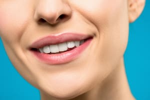El error matutino que provoca que los dientes se pongan amarillos, según un odontólogo