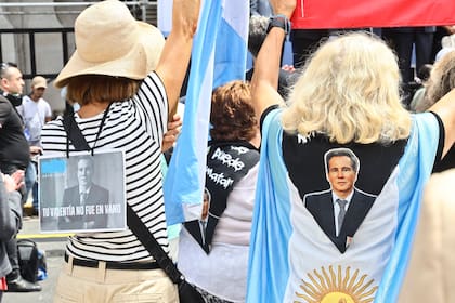 "Tu valentía no fue en vano", se leyó en uno de los carteles que portaron los manifestantes