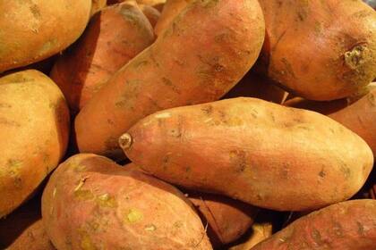 La batata, vendida por los productores entre $350 y $380 por kilo, alcanza hasta $1299 en el mercado