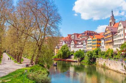Tübingen es una ciudad universitaria rica en tradiciones, situada a orillas del río Neckar, casi a 40 km al sur de Stuttgart, cerca de donde reside Alberto actualmente.