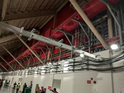 Tubos de refrigeración en los pasillos del estadio Al Bayt