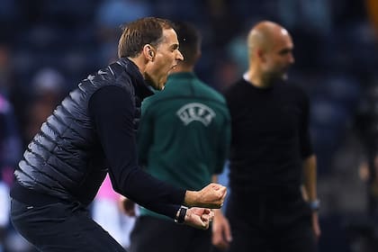 Tuchel festeja la conquista de la Champions League con Chelsea en 2021; detrás, Guardiola, derrotado con Manchester City en la final y hasta ahora candidato al puesto en Inglaterra, que finalmente será para el alemán.